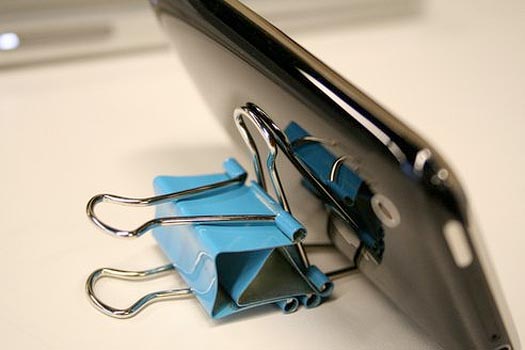 use binder clips to make a smartphone stand
