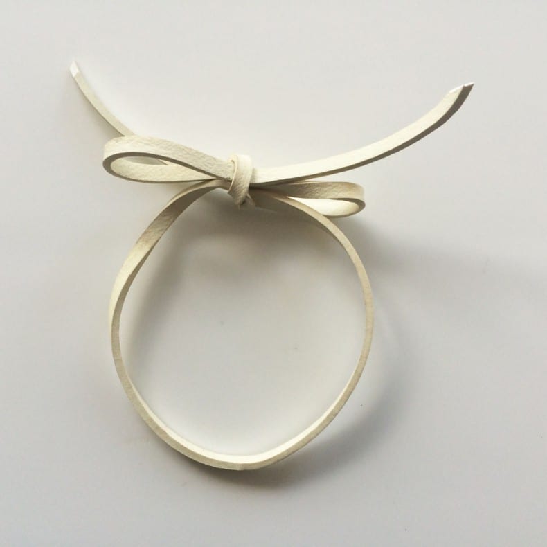 white rubber band bow